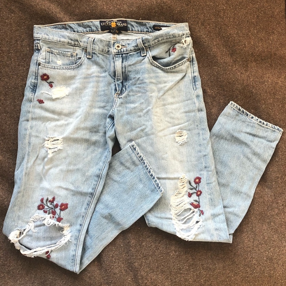 Embroidered Distressed Jeans 🌼💙